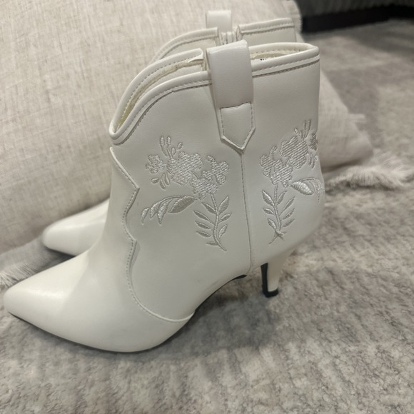 Cato Comfort  Ankle Boots Rodeo Cowgirl Women's Size 7M White Embroidered Heeled - Picture 4 of 14